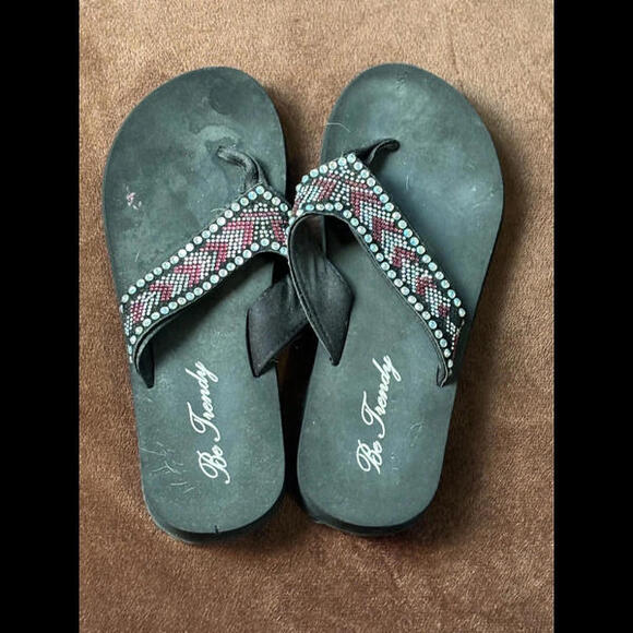 Pink and white beaded flip flops - Picture 2 of 3